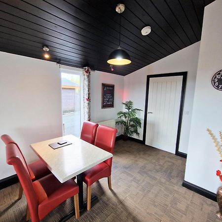 Ochil 9 With Private Hot Tub - Fife - Loch Leven - Lomond Hills - Pet Friendly Villa Kelty Exterior photo