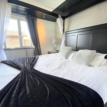 Ochil 9 With Private Hot Tub - Fife - Loch Leven - Lomond Hills - Pet Friendly Villa Kelty Exterior photo
