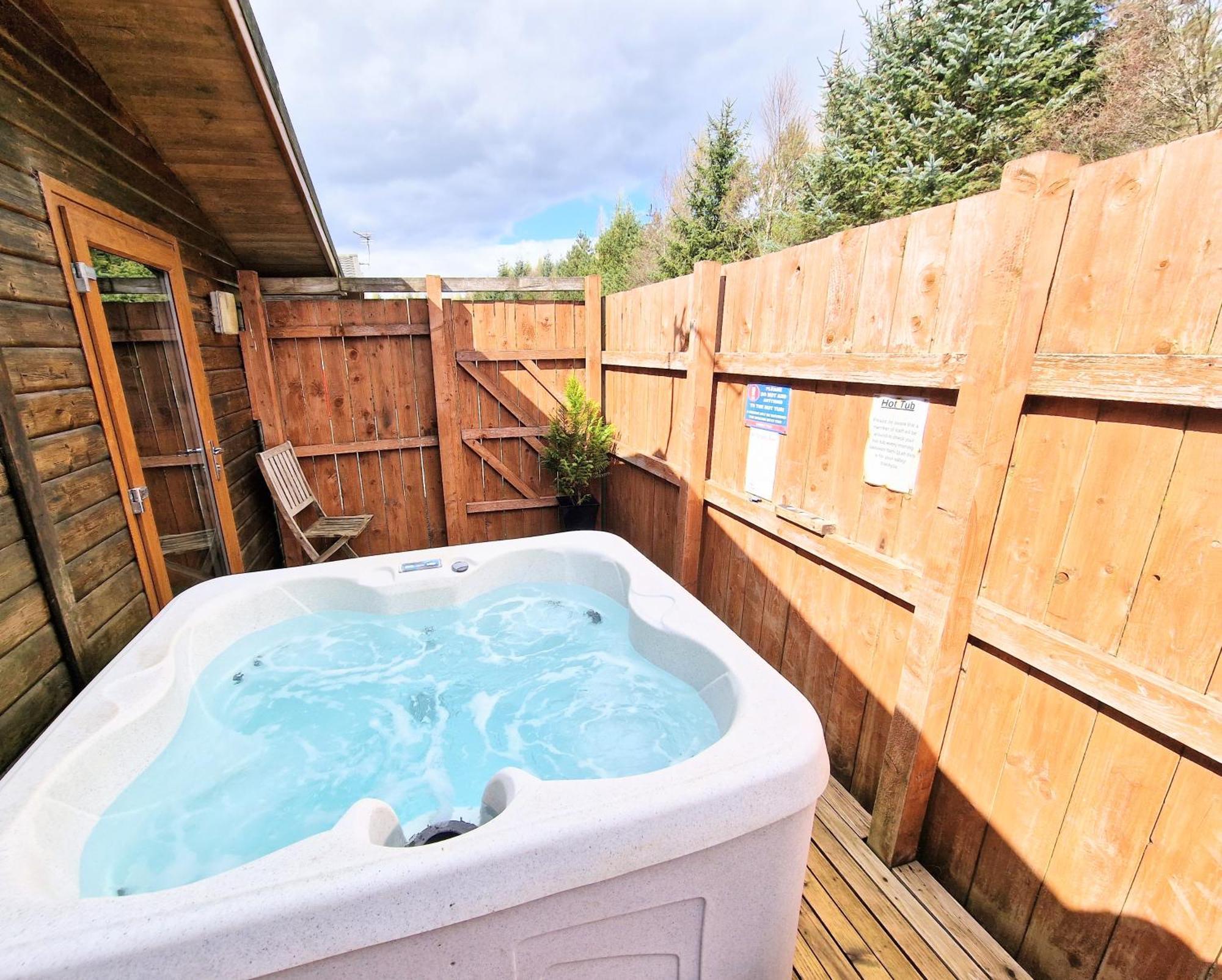 Ochil 9 With Private Hot Tub - Fife - Loch Leven - Lomond Hills - Pet Friendly Villa Kelty Exterior photo